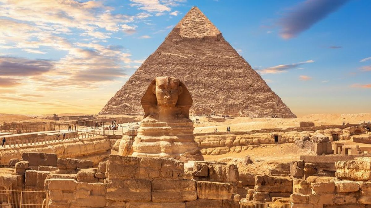 La Gran Esfinge de Giza frente a la gran pirámide ideal para organizar un viaje a Egipto todo incluido y paquetes a Egipto