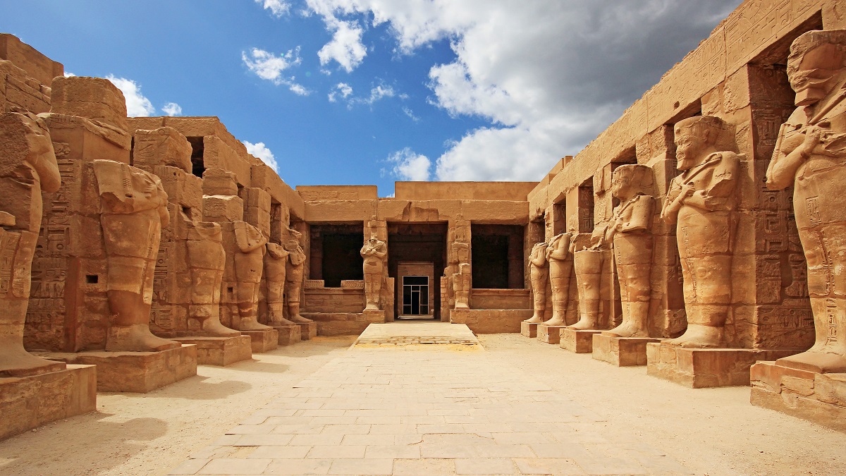 Patio interior con estatuas y columnas en el Templo de Karnak en Luxor durante un viaje a Egipto todo incluido y paquetes a Egipto