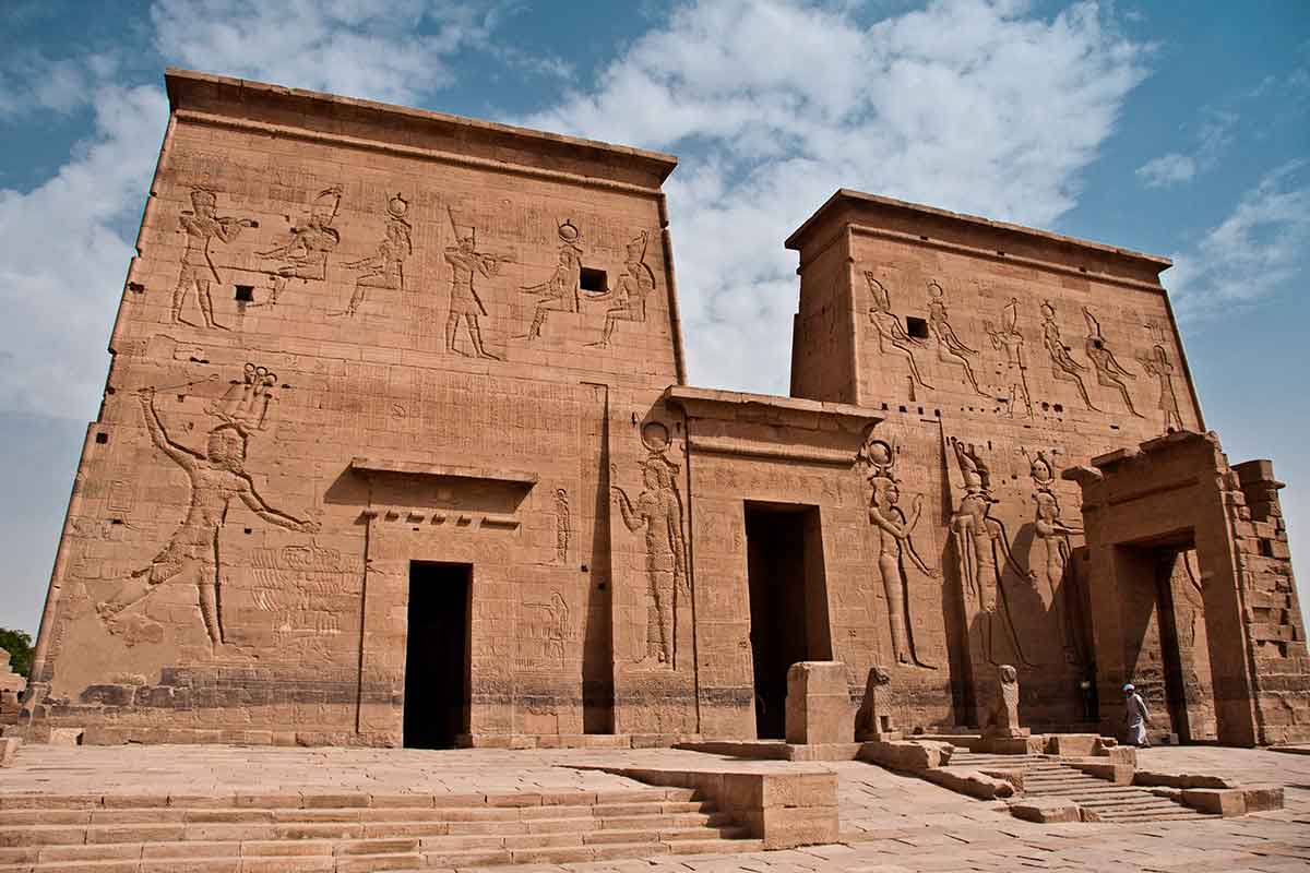 Fachada monumental del Templo de Philae en Asuán con relieves históricos durante un viaje a Egipto todo incluido y paquetes a Egipto