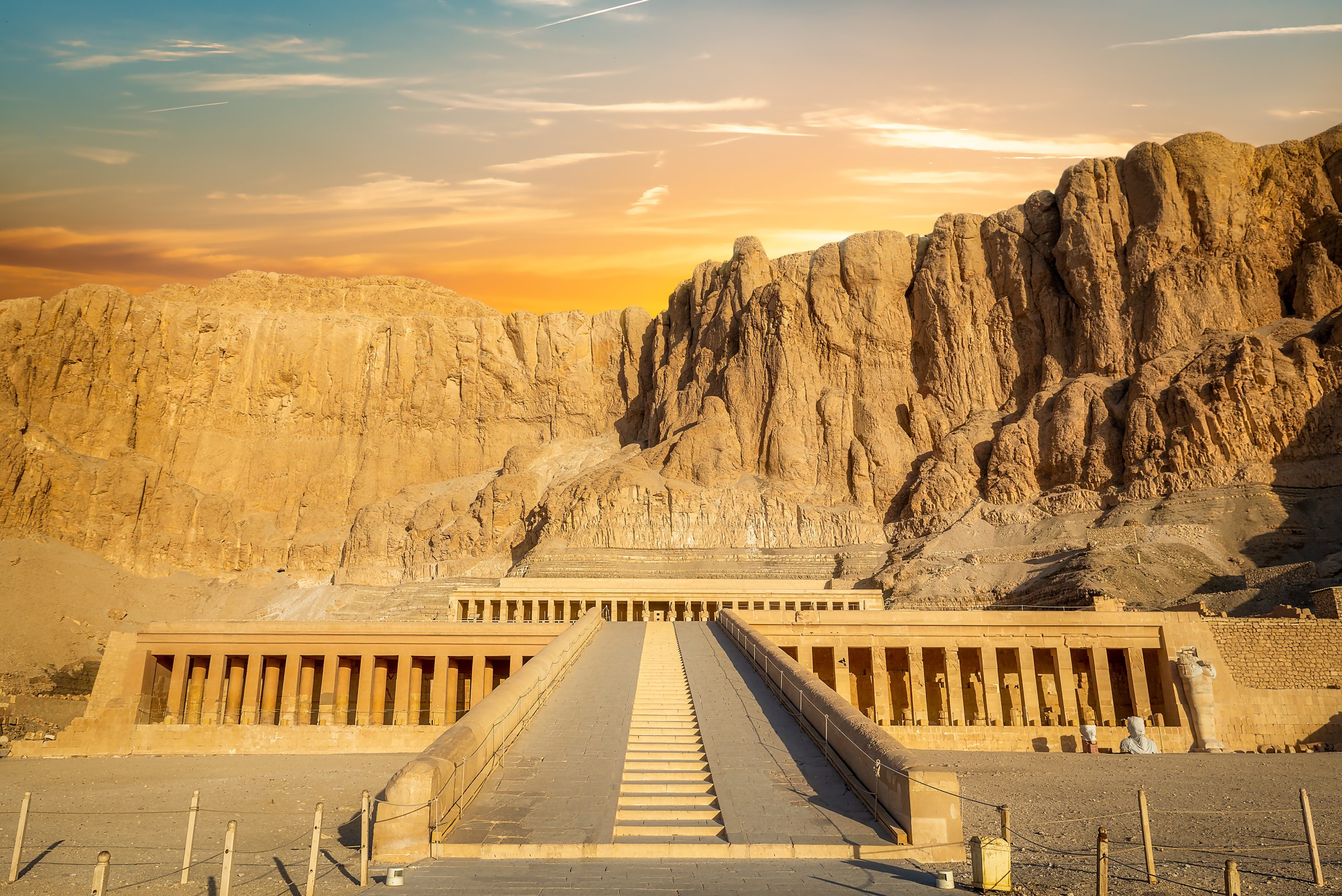 Templo funerario de Hatshepsut en Deir el-Bahari al atardecer para un viaje a Egipto todo incluido y paquetes a Egipto