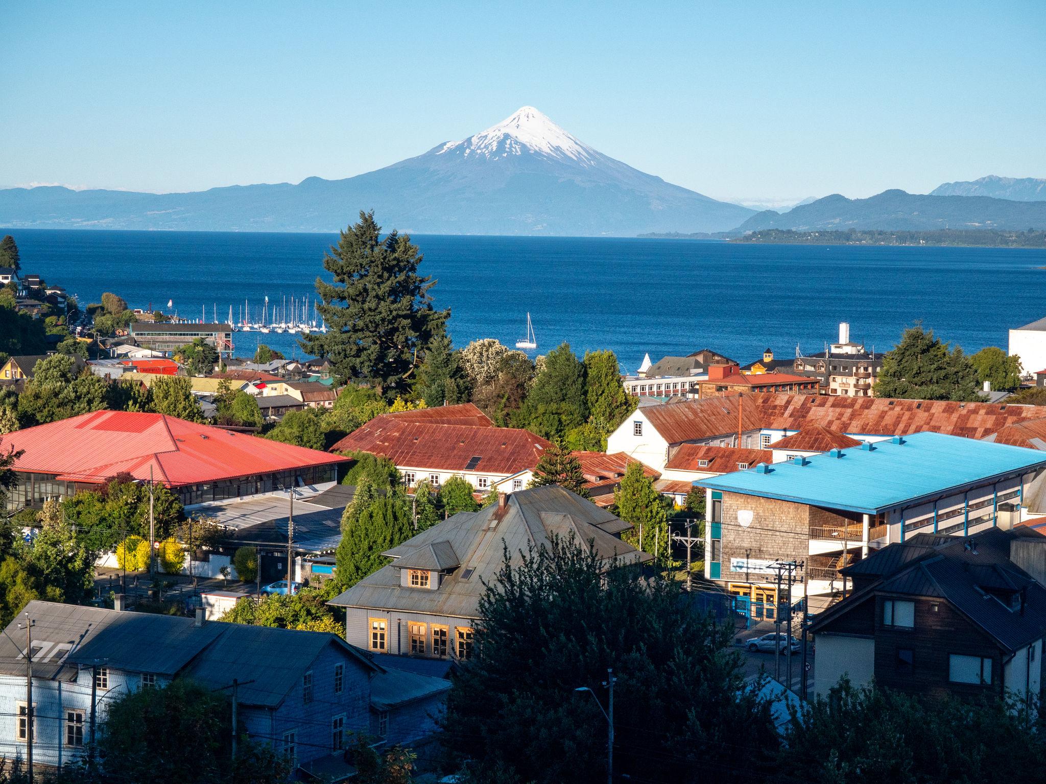 Puerto Varas con sus casas de techos coloridos y el imponente volcán Osorno nevado al fondo sobre el lago Llanquihue.