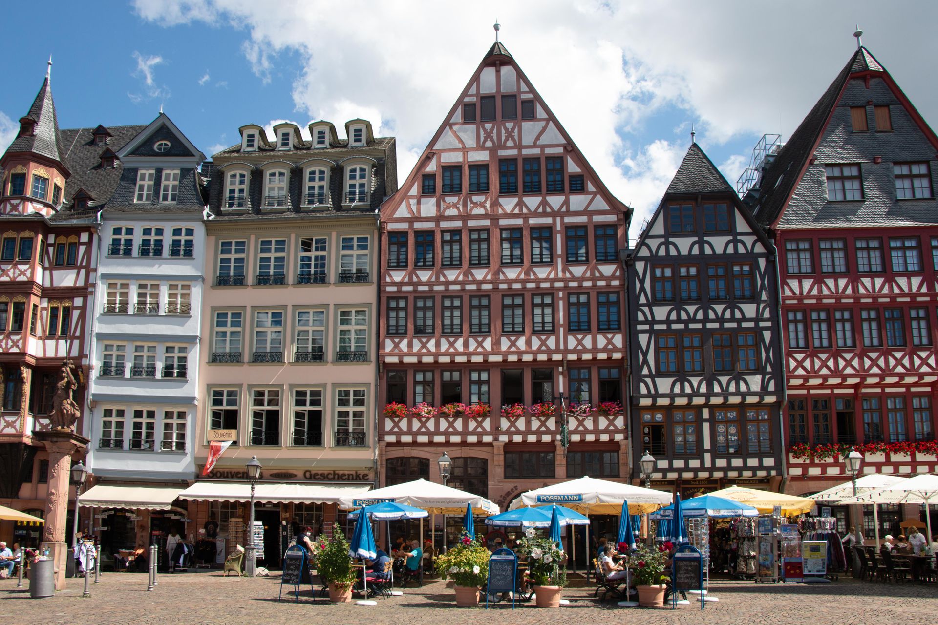 Casas históricas con entramado de madera en la plaza Römerberg de Fráncfort