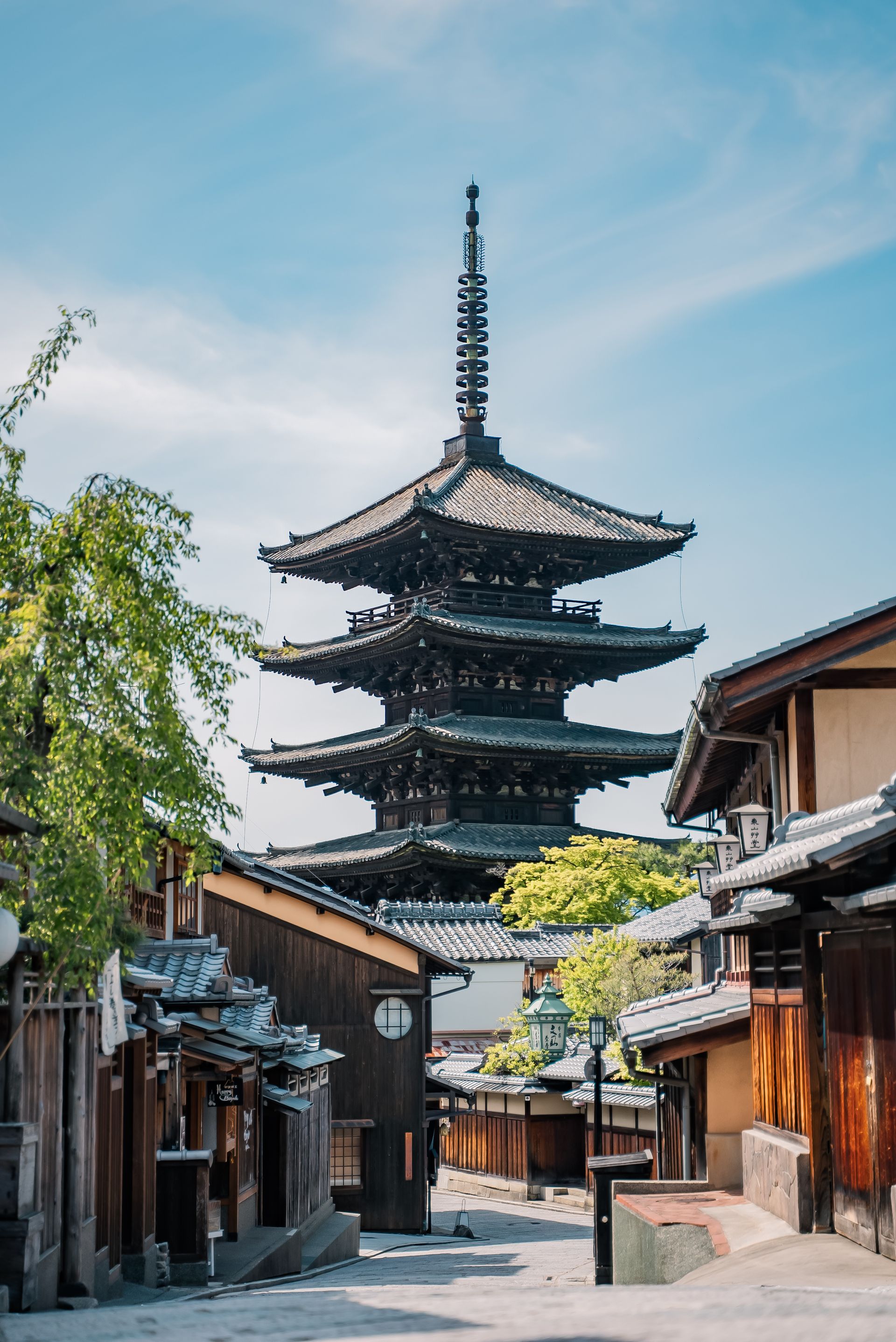 Calle tradicional y Pagoda Yasaka en Kioto, un destino imperdible en tu tour japón. Organiza tus vacaciones con la mejor agencia para viajar a japón, ofreciendo paquetes de viaje a japón y paquetes turísticos a seul corea.