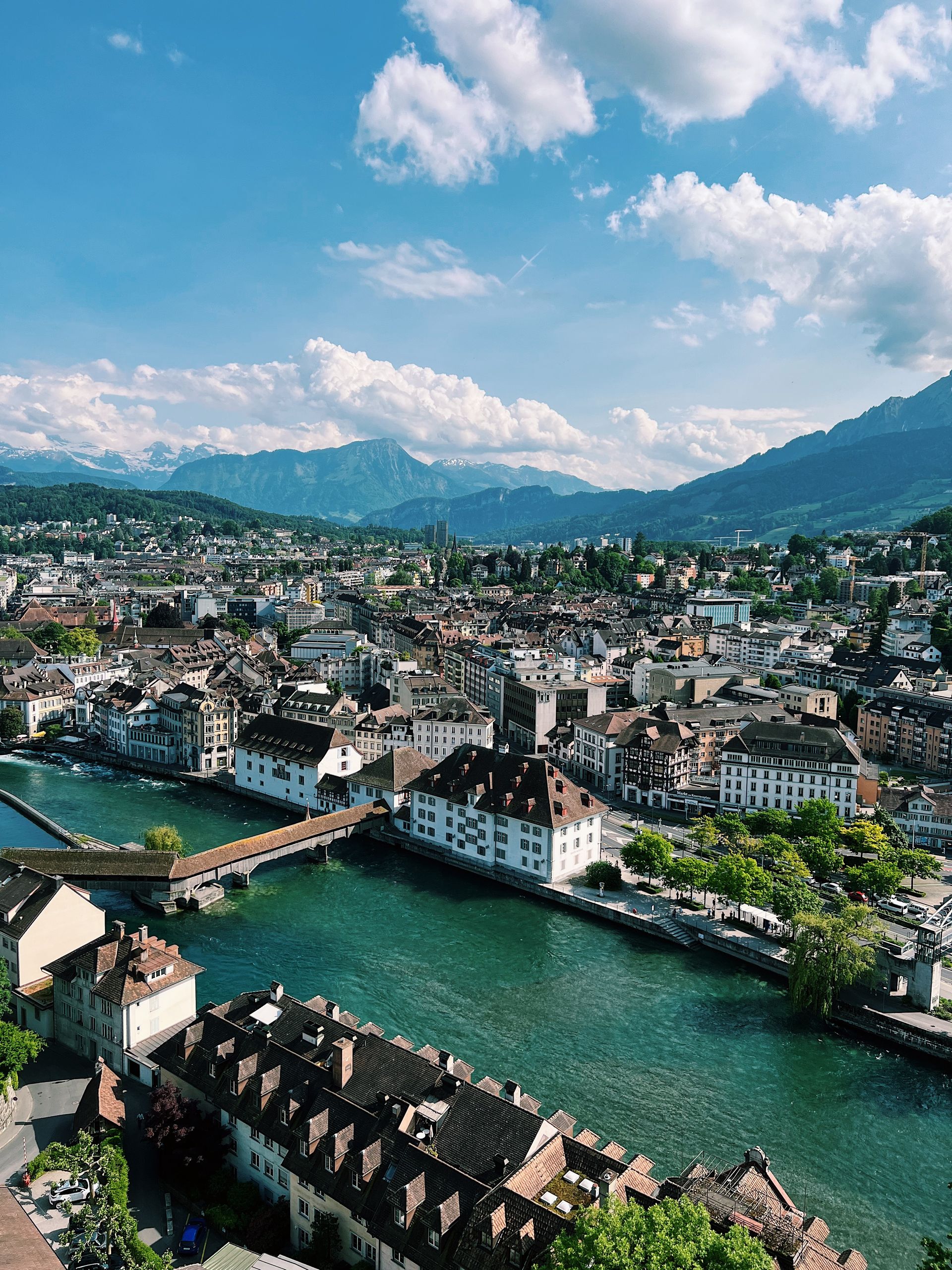 Vista aérea de la ciudad de Lucerna en Suiza para tours por Europa y viajes a Europa desde Colombia