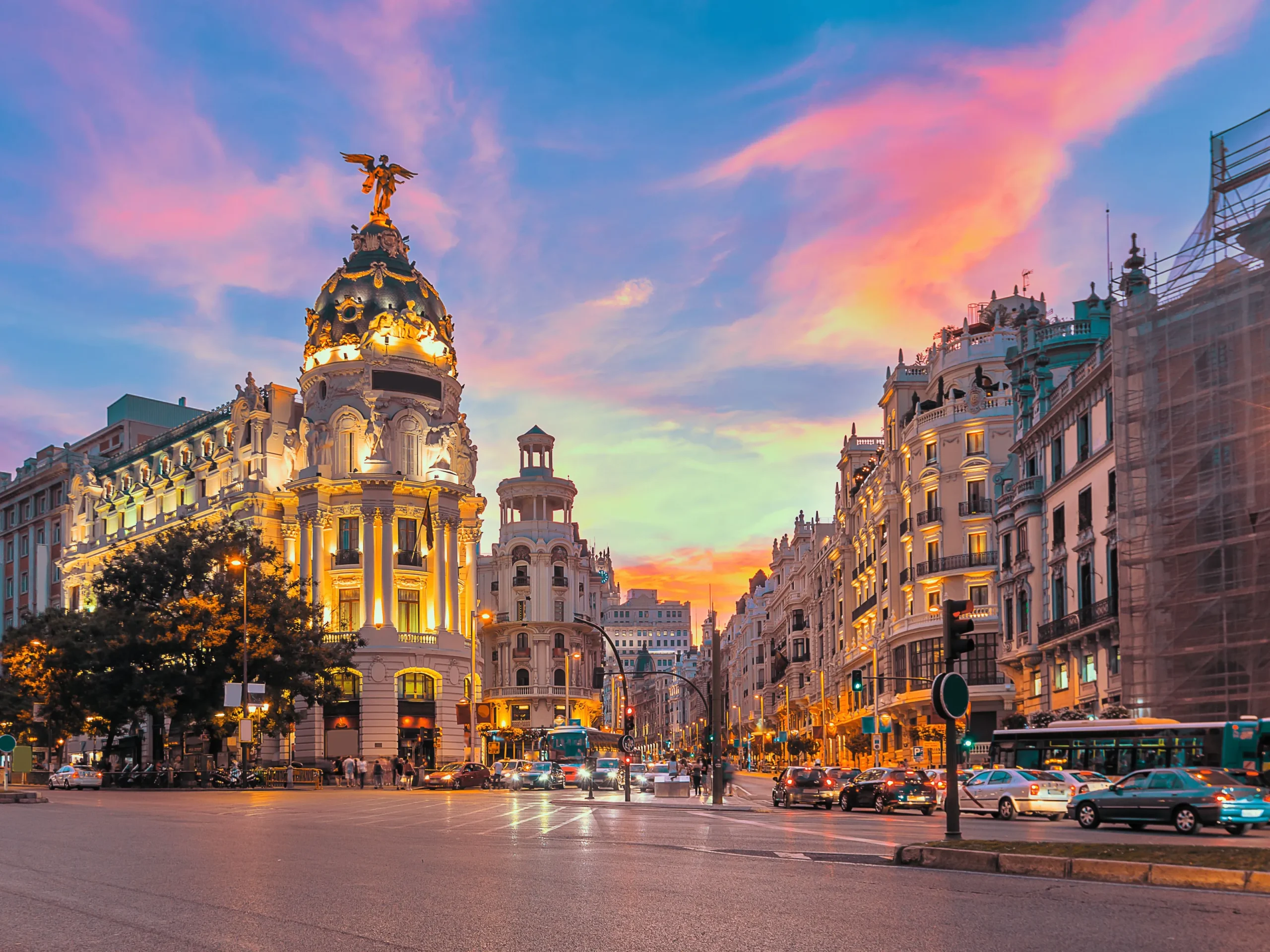 Edificio Metropolis iluminado en Madrid para tours por Europa y viajes a Europa desde Colombia