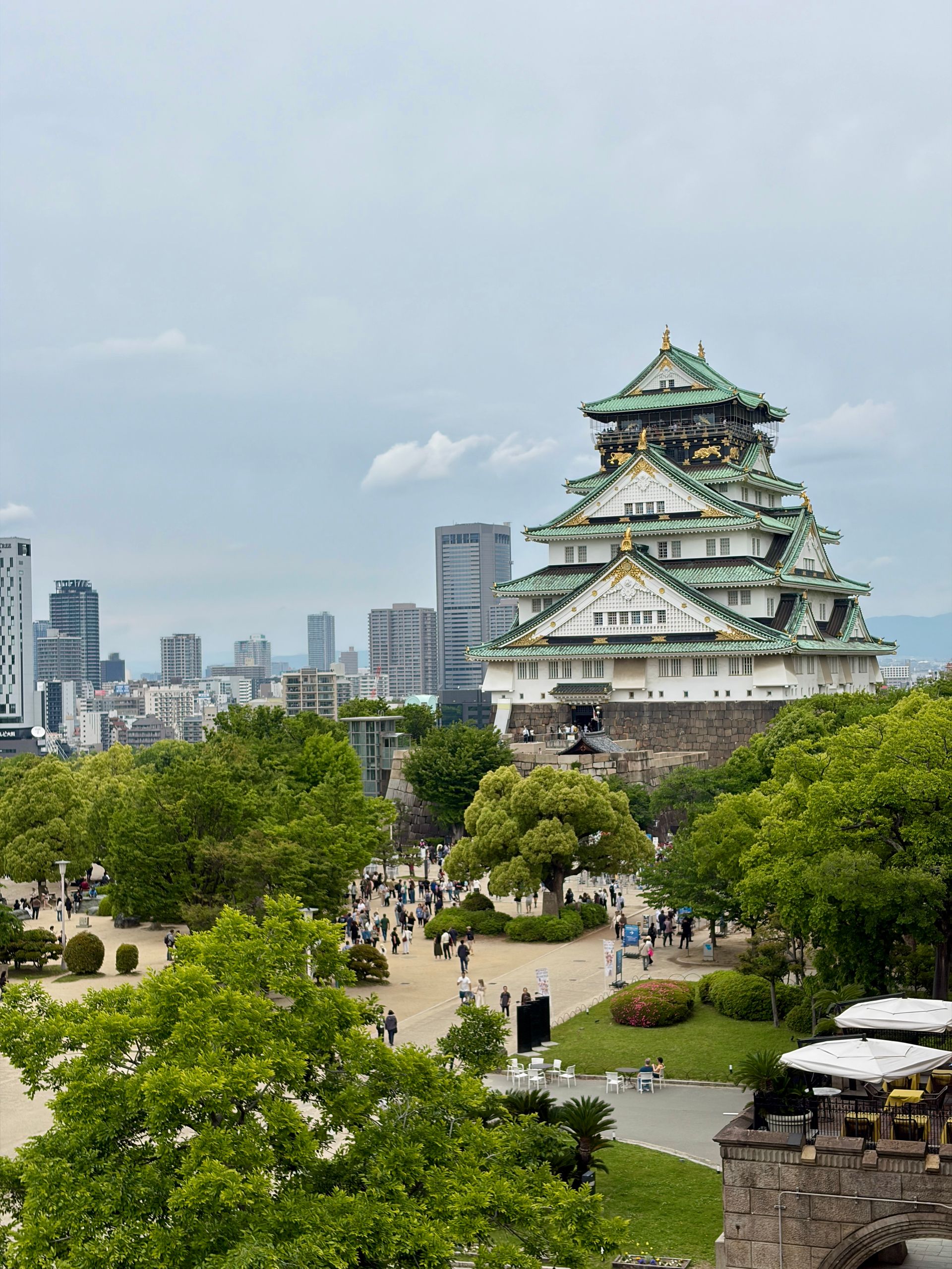Castillo de Osaka rodeado de jardines, un destino principal en nuestros paquetes de viaje a Japón todo incluido y tours por Asia