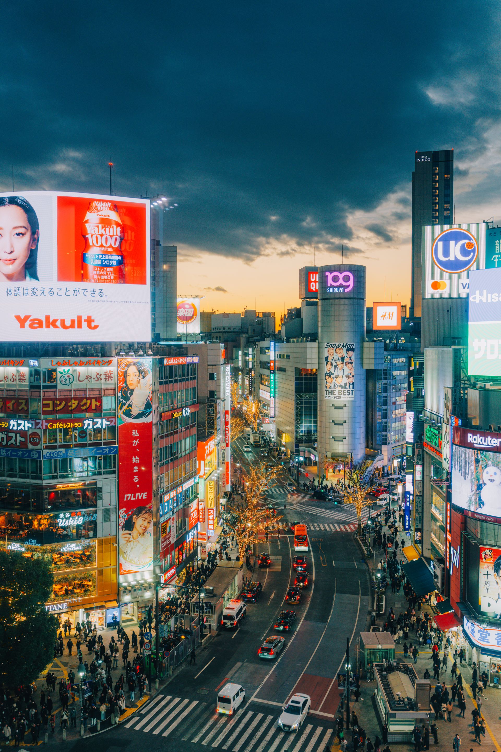 Vista panorámica nocturna del distrito de Shibuya en Tokio, ideal para tours a Japón y paquetes de viaje a Japón todo incluido