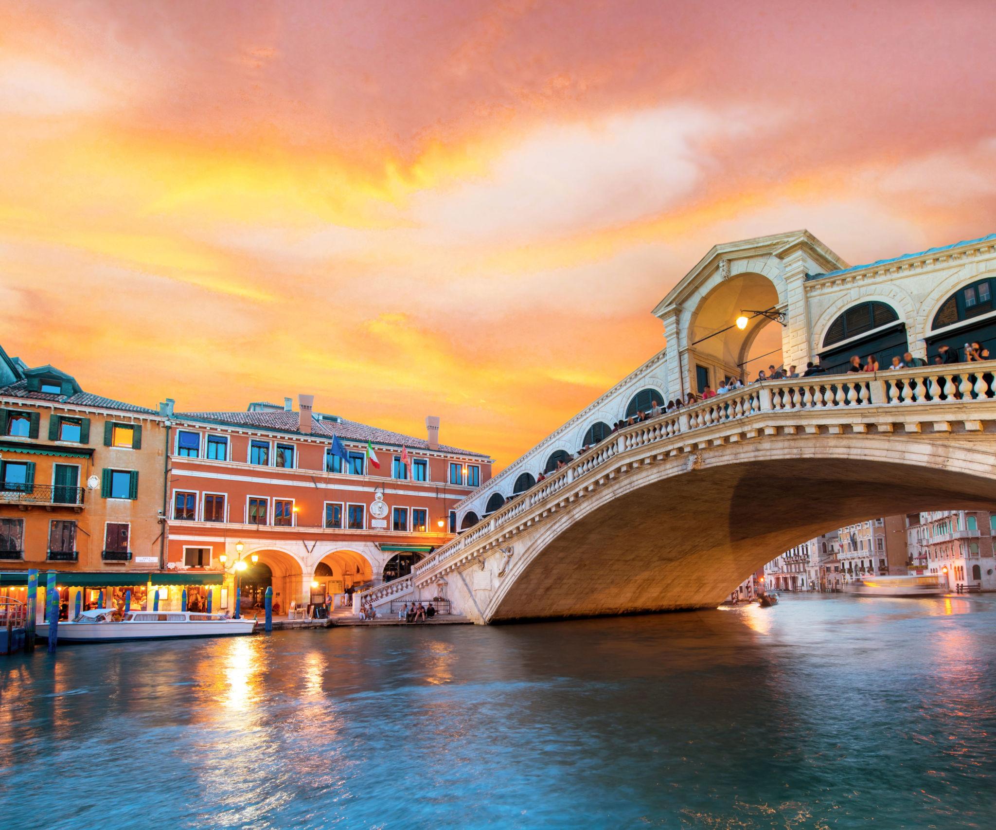 Puente de Rialto en Venecia sobre el Gran Canal para tours por Europa y viajes a Europa desde Colombia