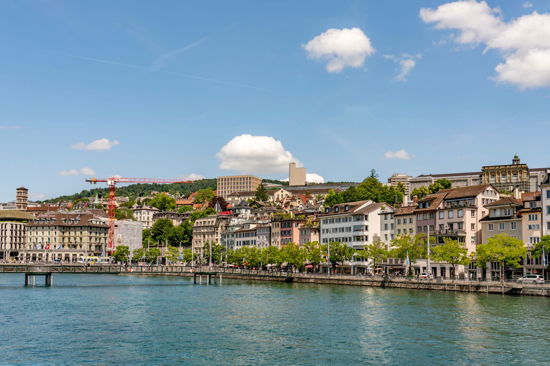 Panorama de la ciudad de Zúrich a orillas del río Limmat en Suiza