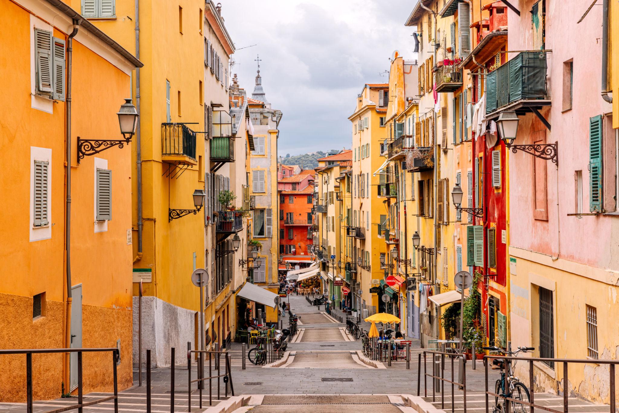 Callejón con edificios coloridos de arquitectura tradicional en el casco antiguo de Niza