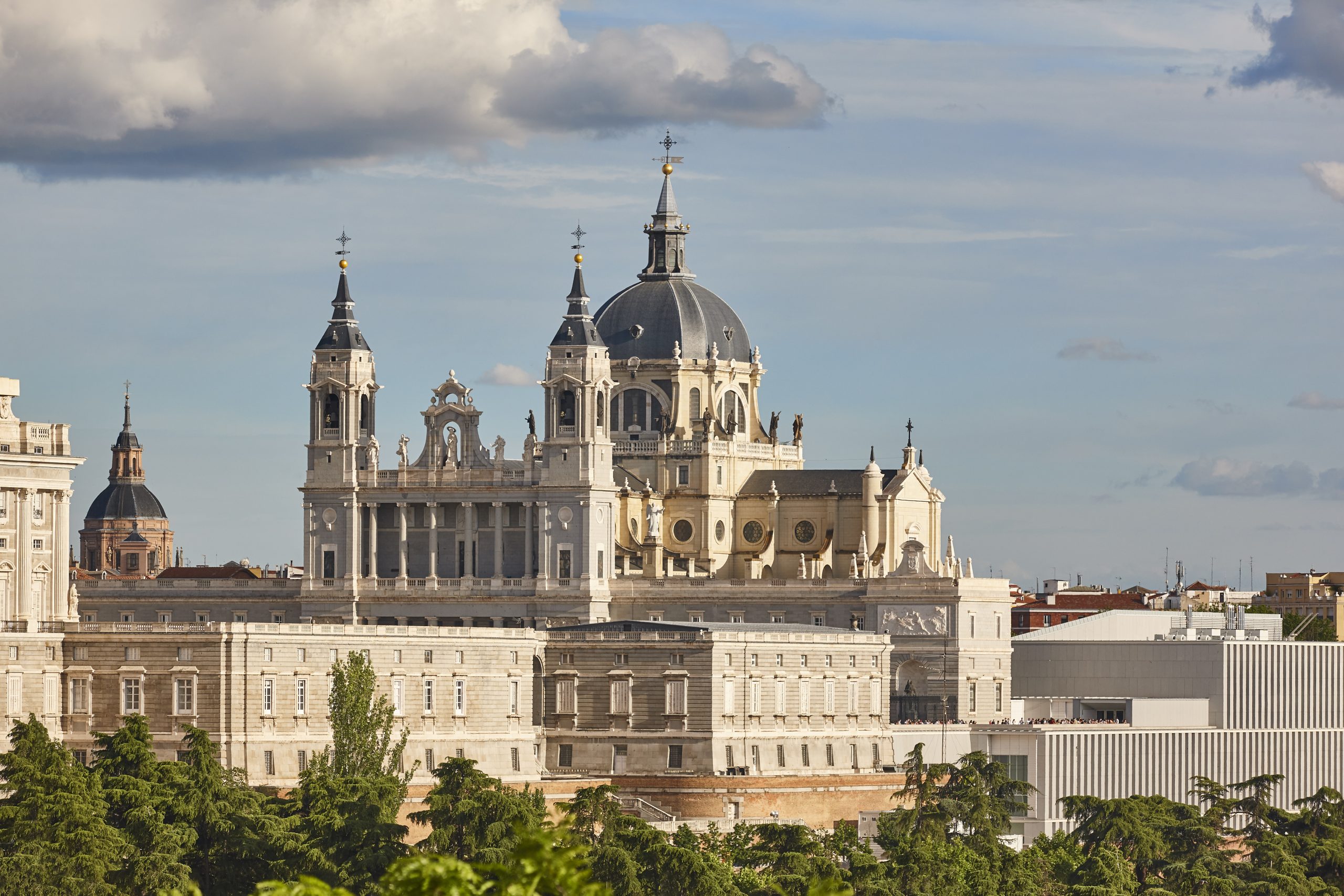 Vista icónica de la Catedral de la Almudena en Madrid, parada destacada en los tours por España y Europa.