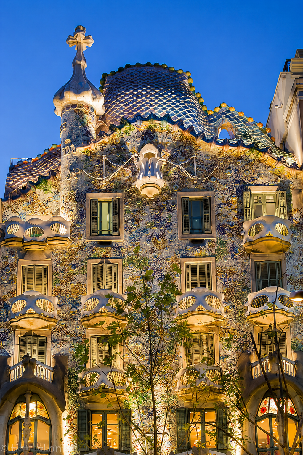 Casa Batlló iluminada de noche en Barcelona para celebrar el Fin de Año en Europa.
