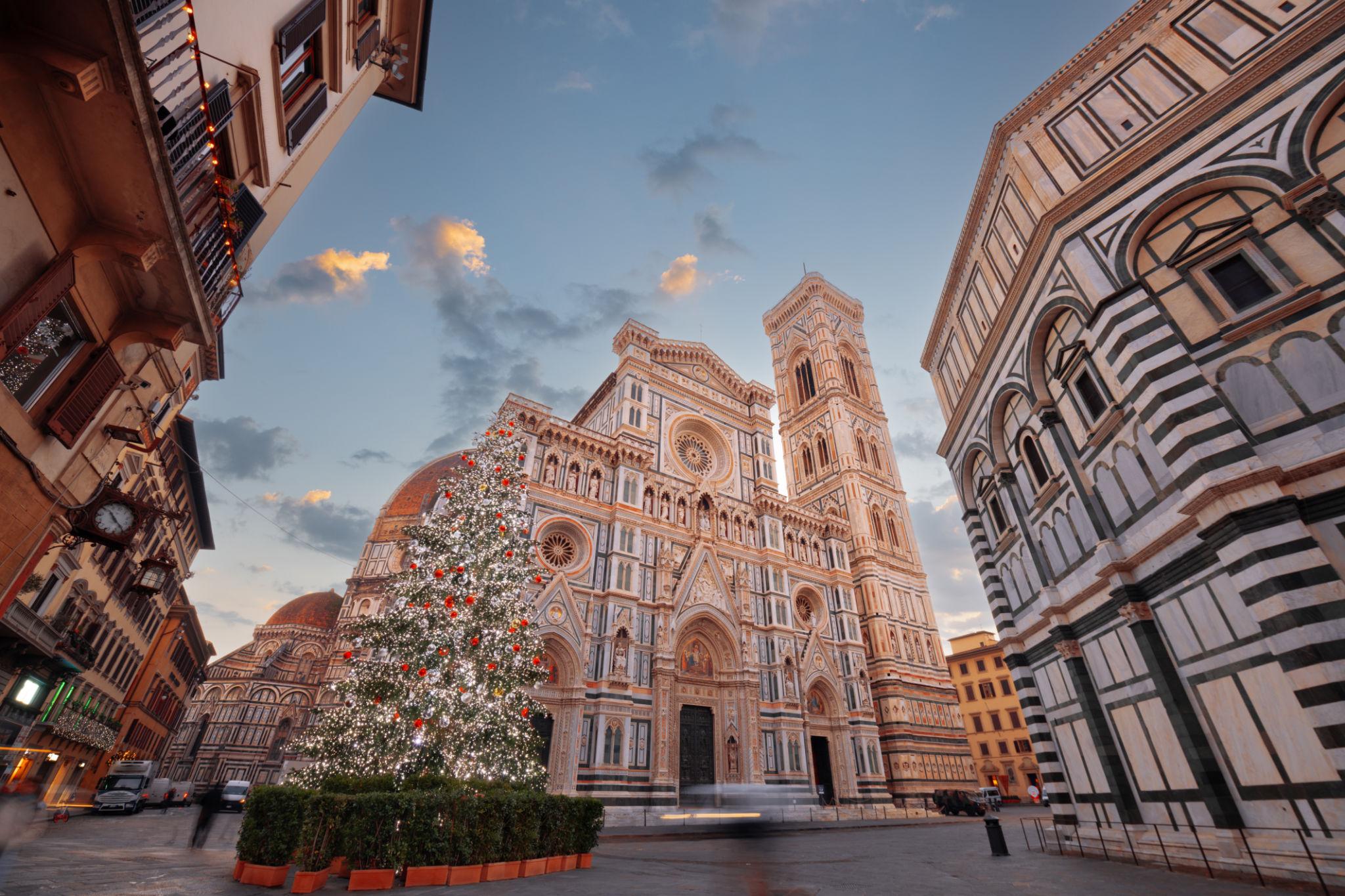 Catedral de Santa María del Fiore y Baptisterio en Florencia con un gran árbol de Navidad iluminado para celebrar el Fin de Año en Europa.