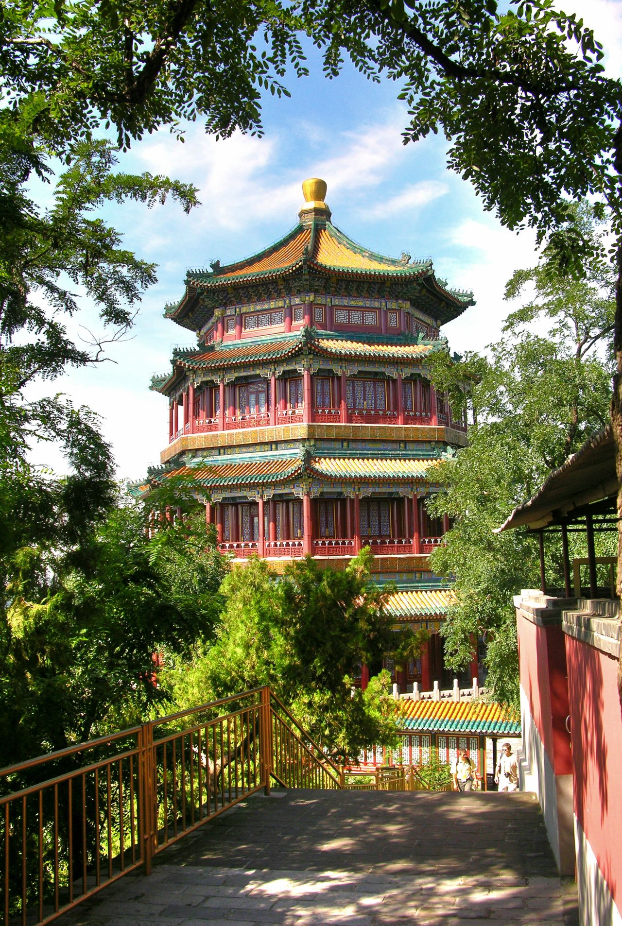 Torre de la Fragancia Búdica en el Palacio de Verano de Beijing, rodeada de árboles, tour a China desde Colombia
