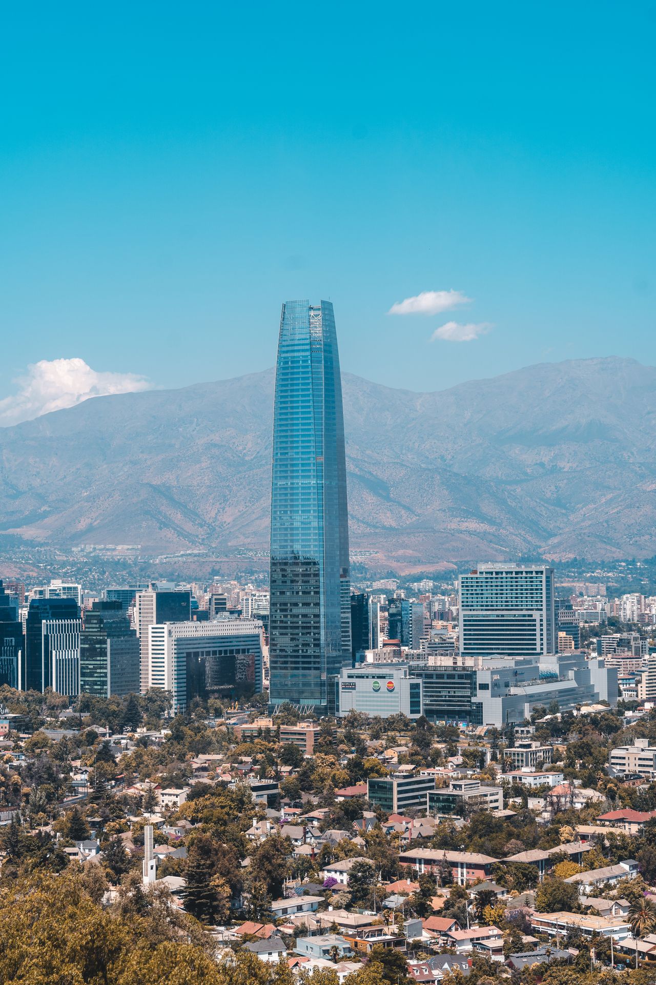 Vista panorámica de Santiago de Chile con la Torre Costanera Center y la Cordillera de los Andes de fondo, viajes a Chile y Argentina desde Colombia