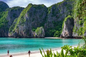 Aguas turquesas y acantilados de piedra caliza en el tour por las Islas Phi Phi y Phuket Tailandia.