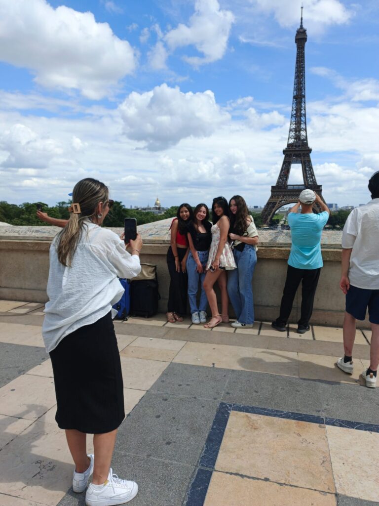 viajes para Quinceañeras 2027 con el Castillo de Disneyland París, la Torre Eiffel y una montaña rusa.