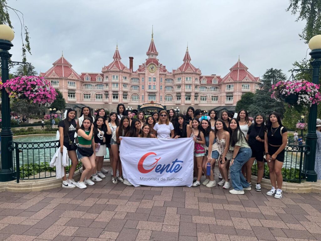 viajes para Quinceañeras 2027 con el Castillo de Disneyland París, la Torre Eiffel y una montaña rusa.